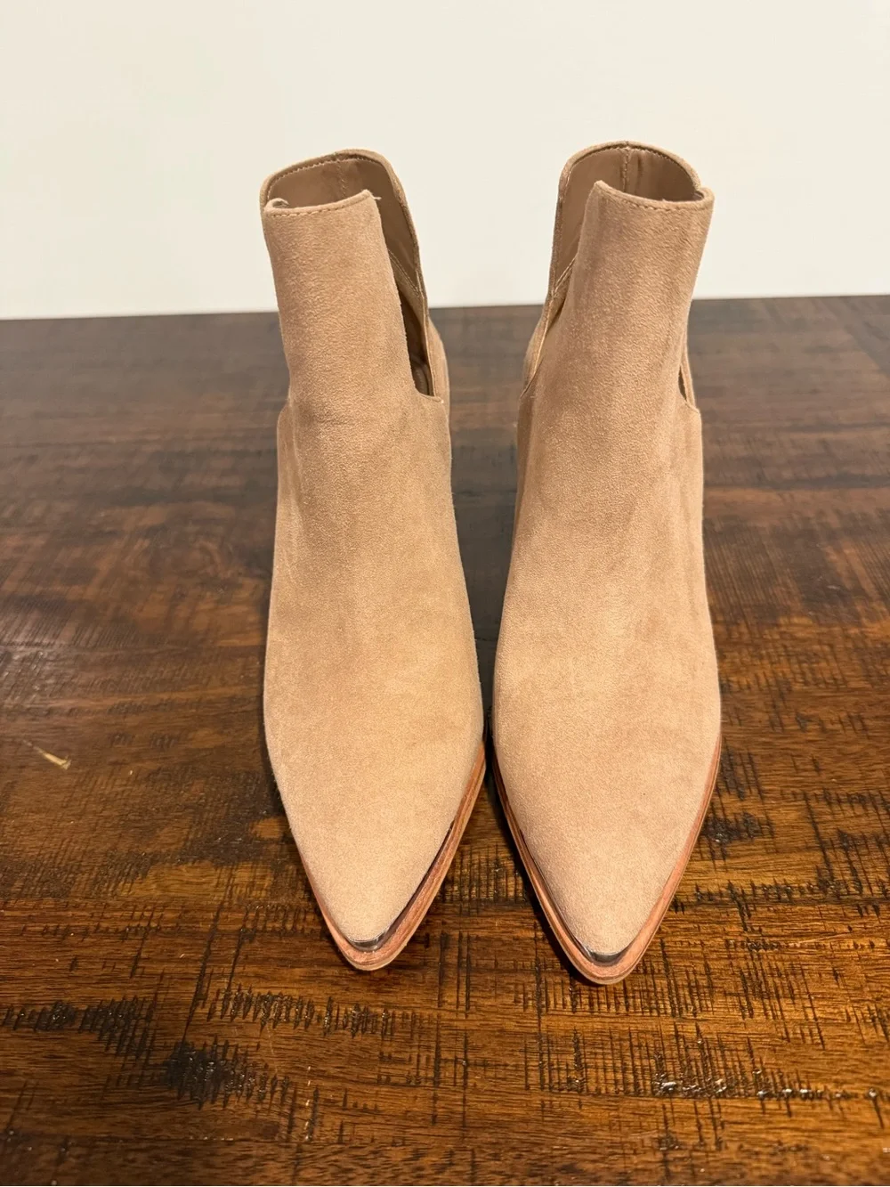 Woman’s Vince Camuto Frendin Women’s Nude Size 7 - excellent condition